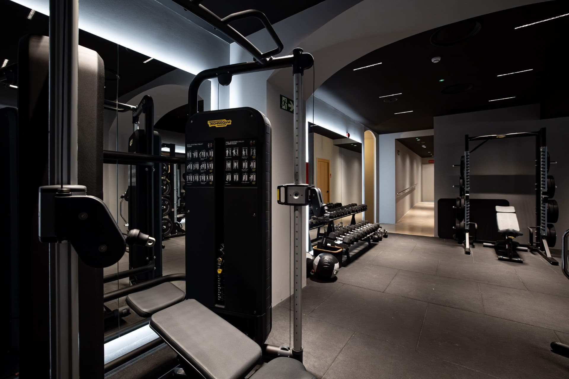 Espace de musculation équipé de machines et d’haltères