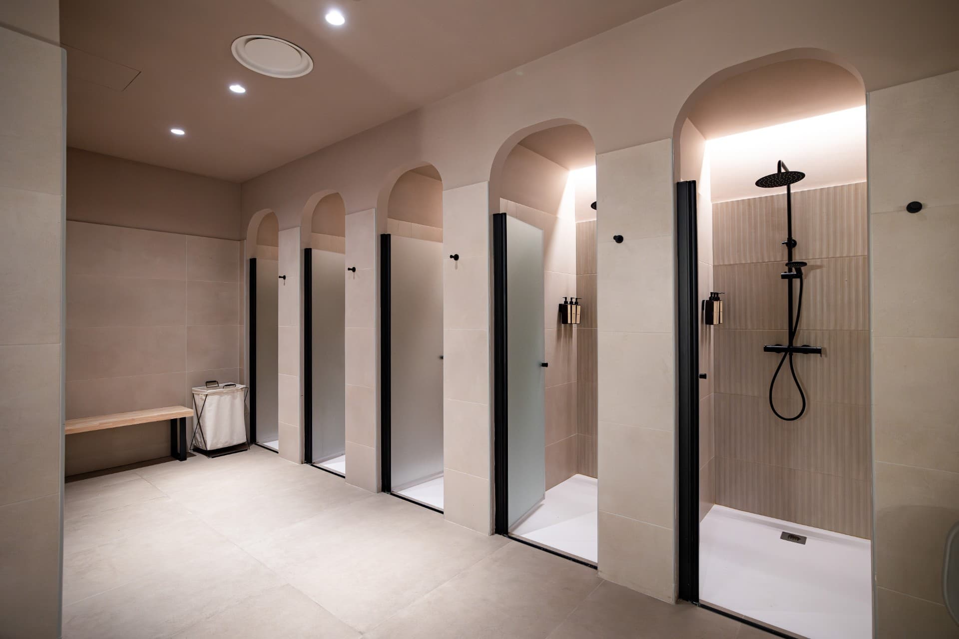 Vestiaires avec douches individuelles dans la salle de sport